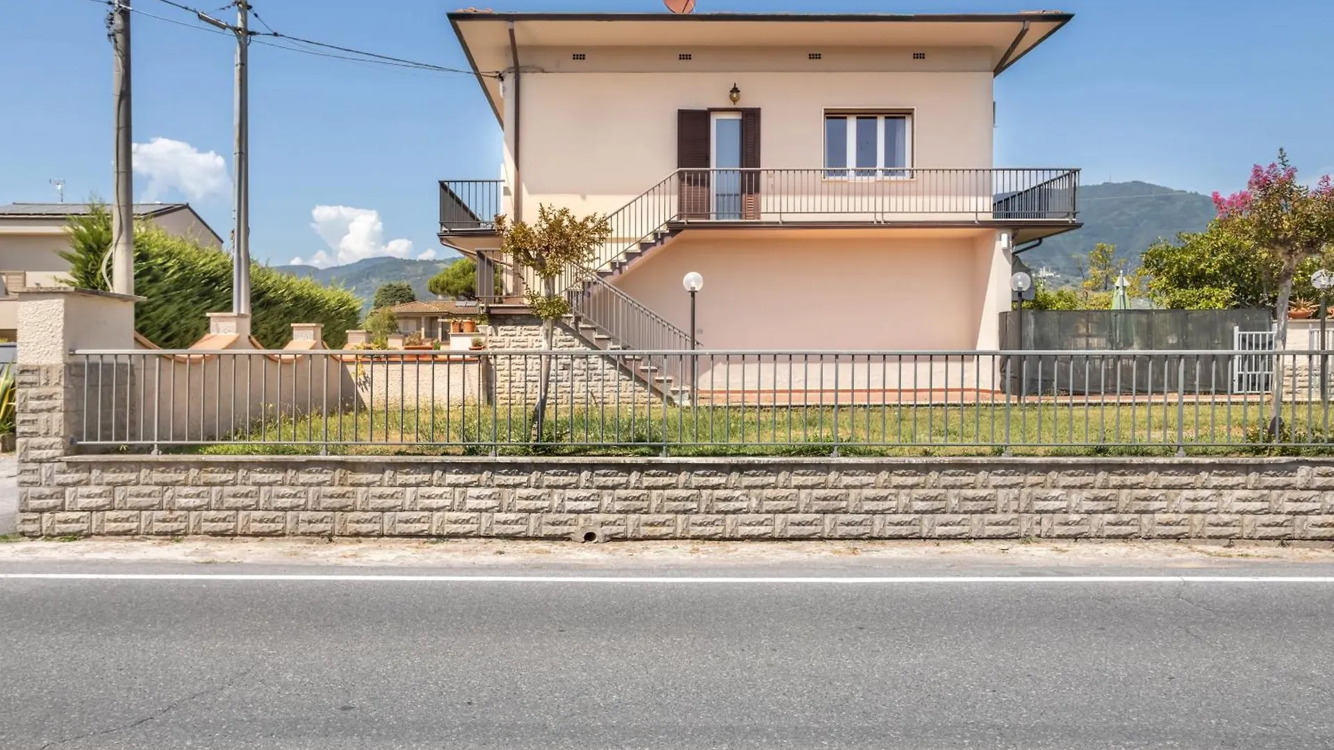 Modern Apt Near Lucca With Private Garden And Parking Capannori Apartmán